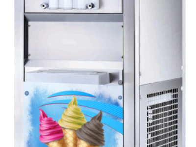 Inox lágyfagylaltgép SoftPro típus, kék címkével, rajta csavaros fagylalt tölcsérben