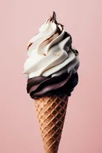 csoki csavaros fagylalt alul, felette vanília tölcsérben csokiöntettel