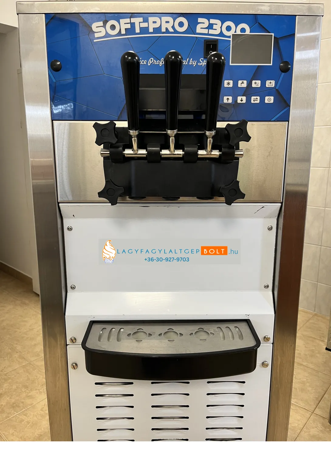 Inox lágyfagylaltgép kék háttéren Softpro 2300 felirattal, fekete adagolókarokkal
